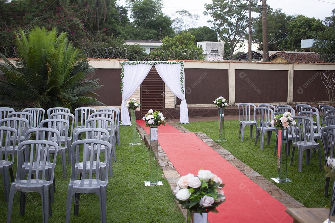 Cadeiras vazias em um casamento