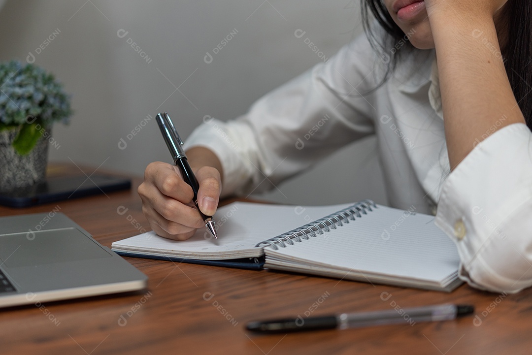 Empresário lendo e escrevendo em book.education estudando desenvolvimento de conhecimento e conceito de aprendizagem cognitiva.