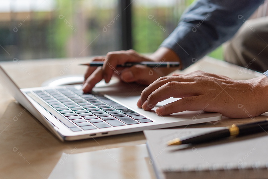 Mãos digitando em um teclado. Empresário trabalhando em novo projeto com notebook