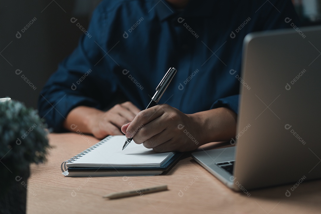 Empresário lendo e escrevendo em book.education estudando desenvolvimento de conhecimento e conceito de aprendizagem cognitiva.