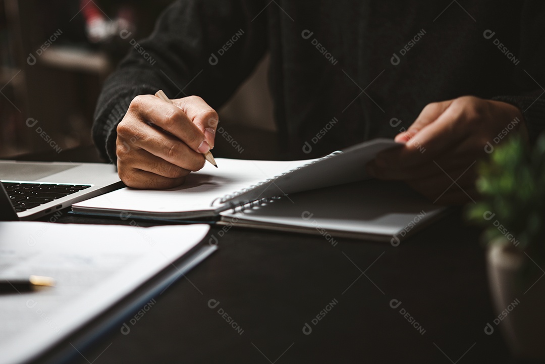 Empresário lendo e escrevendo em book.education estudando desenvolvimento de conhecimento e conceito de aprendizagem cognitiva.