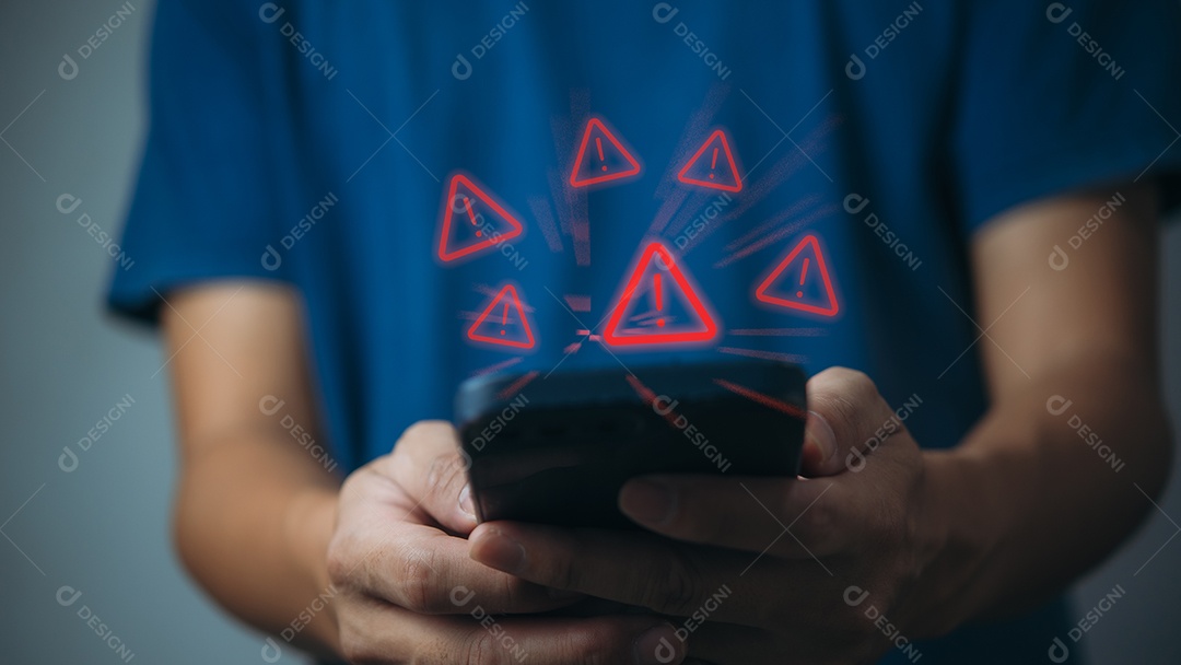 Programador empresário, desenvolvedor usando smartphone com sinal de aviso de cautela triangular para erro de notificação e conceito de manutenção.