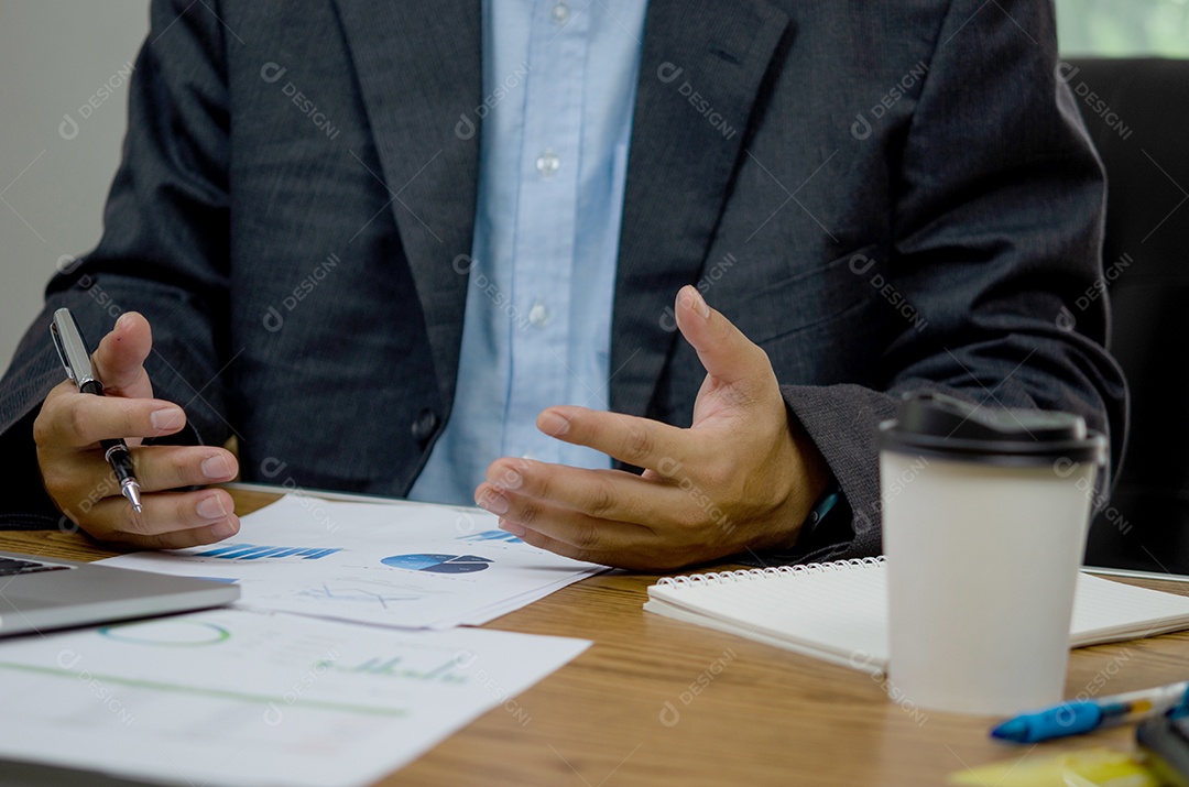 Análise de dados do empresário e gráfico de estratégia de investimento e gerenciamento financeiro de documentos gráficos.