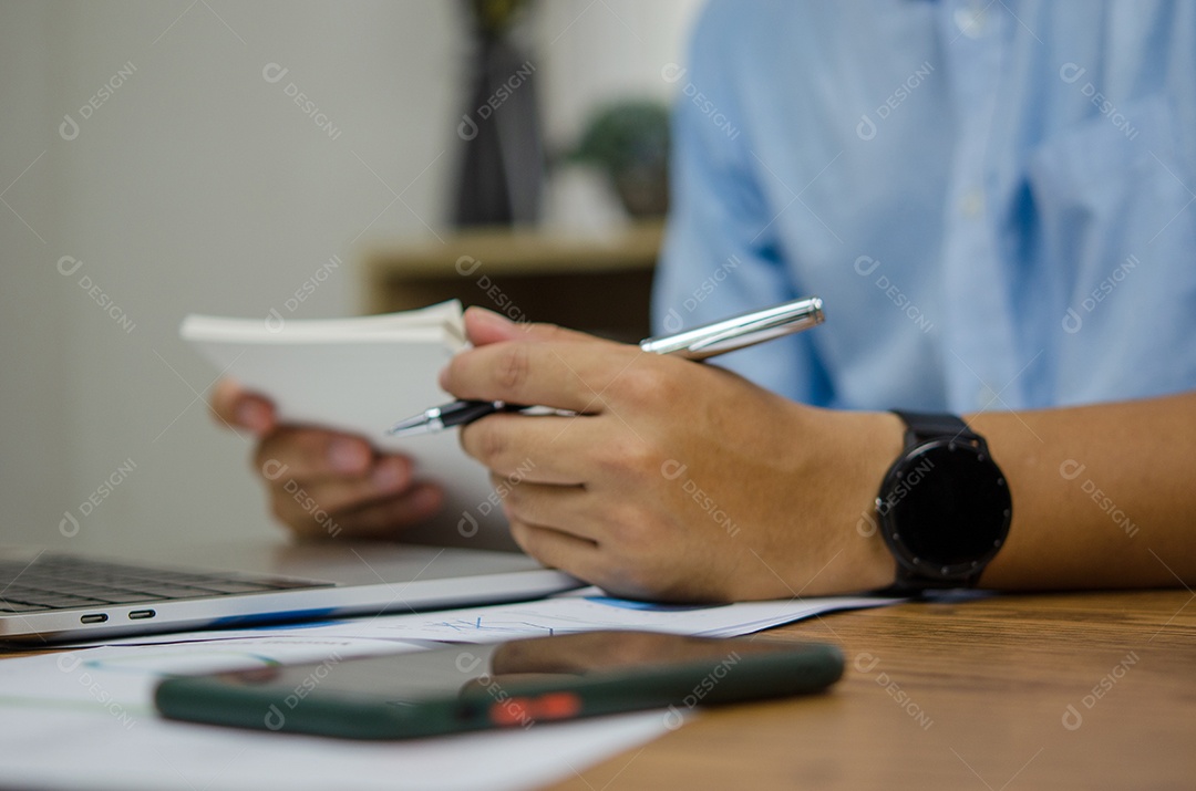 empresário relata demonstrações financeiras de dados, pesquisas de mercado ou contratos comerciais