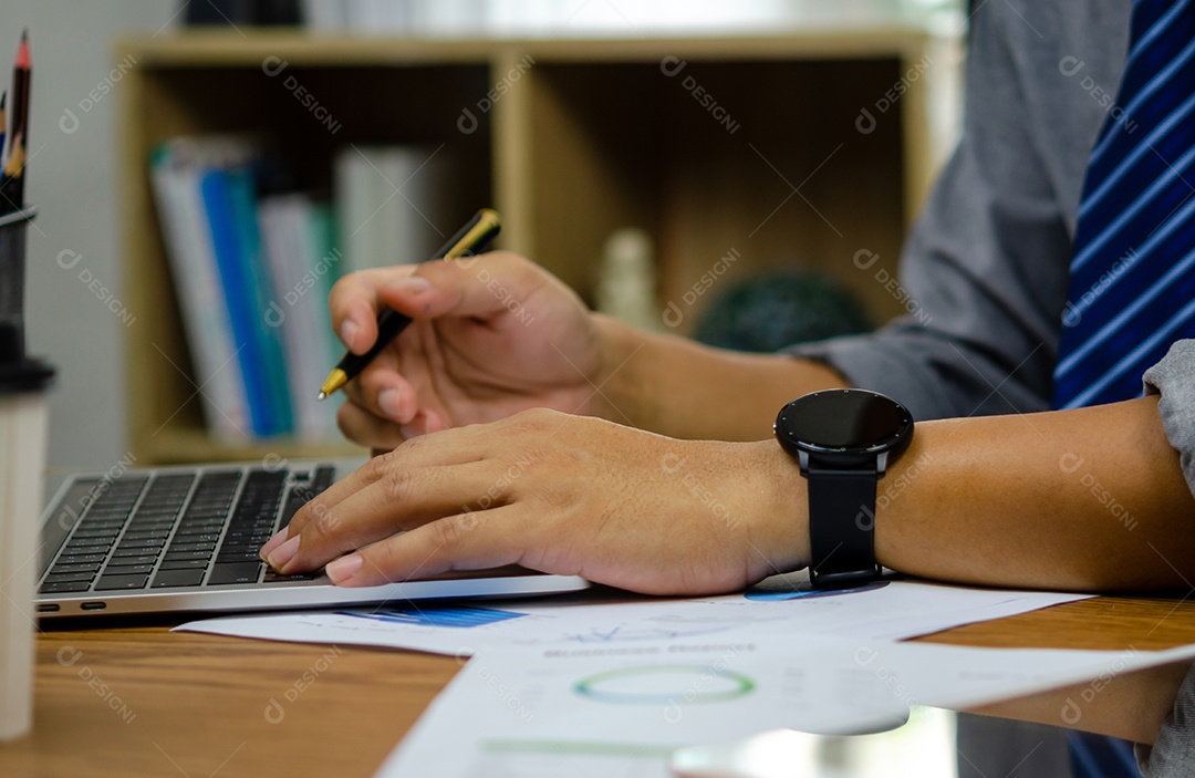 Empresário usando computador portátil documento finanças e economia análise de investimento venda marketing