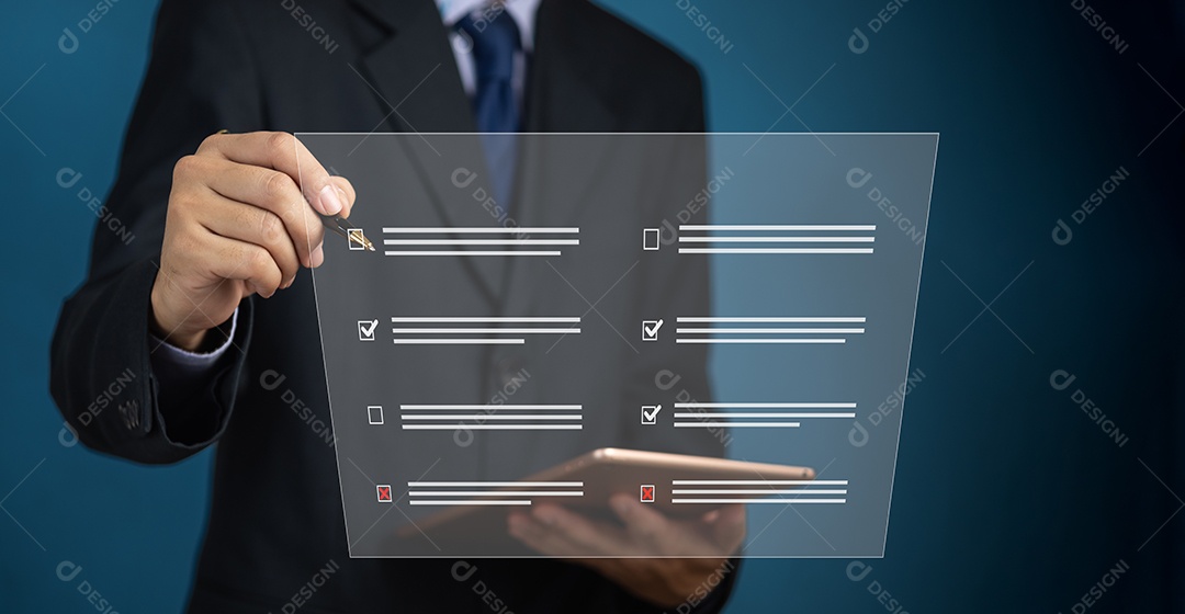 o homem escolhe questionário com caixa de seleção, formulário de pesquisa on-line, responde a perguntas no exame da lista de verificação de negócios de teste e preenche o formulário de pesquisa on-line