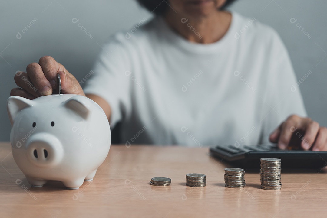 mulher sênior sentada em uma mesa e economizando dinheiro para planejamento de aposentadoria, aconselhamento financeiro ou finanças pessoais.