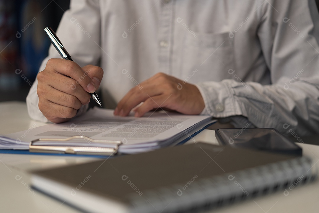 Empresário lendo e escrevendo em book.education estudando desenvolvimento de conhecimento e conceito de aprendizagem cognitiva.