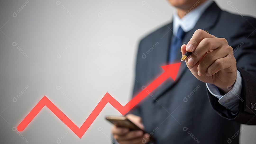 Empresário usando caneta seta vermelha. Marketing de estratégia empresarial. planejamento de meta de crescimento