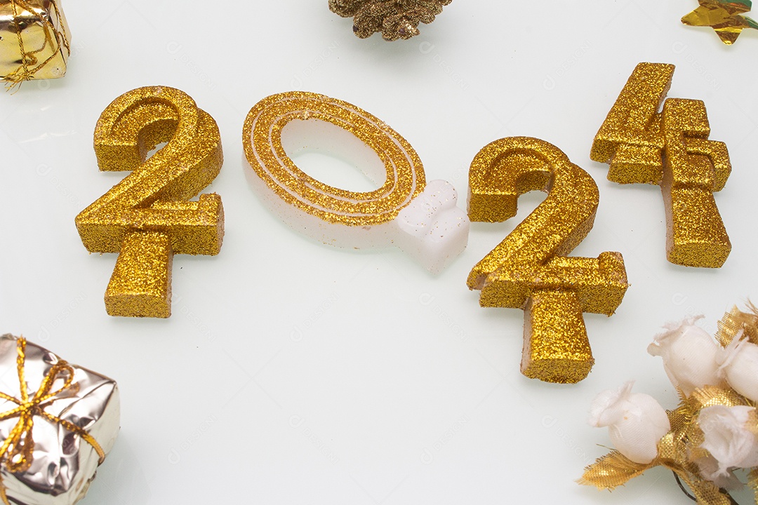2024 escrito com letras douradas em fundo branco com enfeites