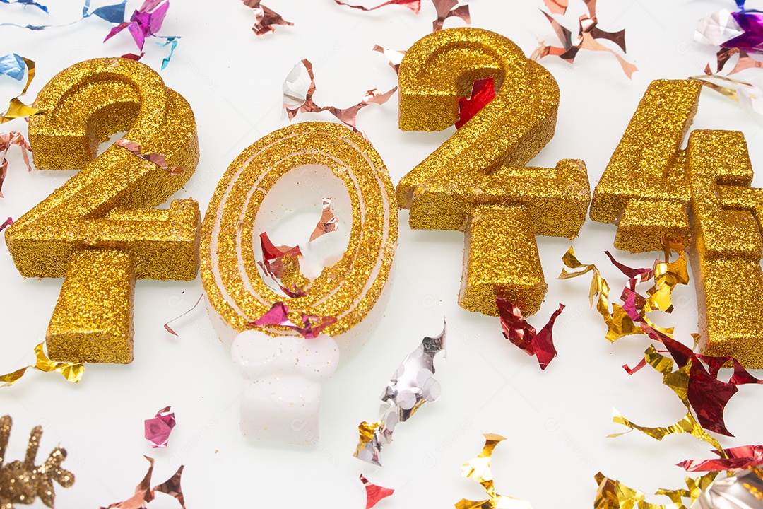 2024 escrito com letras douradas em fundo branco com enfeites