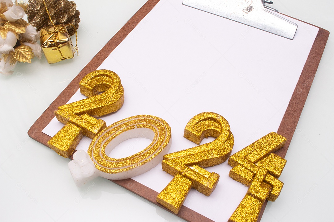 2024 escrito com letras douradas em fundo branco com enfeites