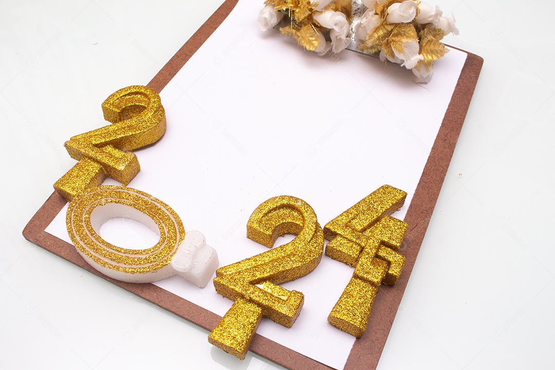 2024 escrito com letras douradas em fundo branco com enfeites