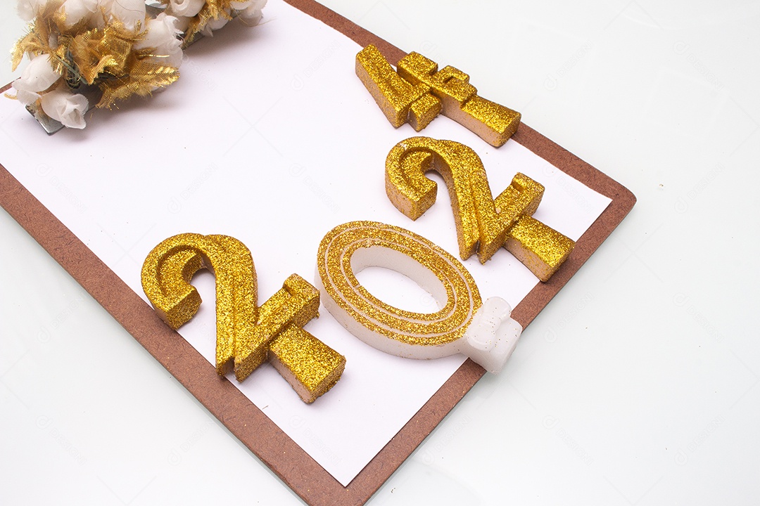 2024 escrito com letras douradas em fundo branco com enfeites