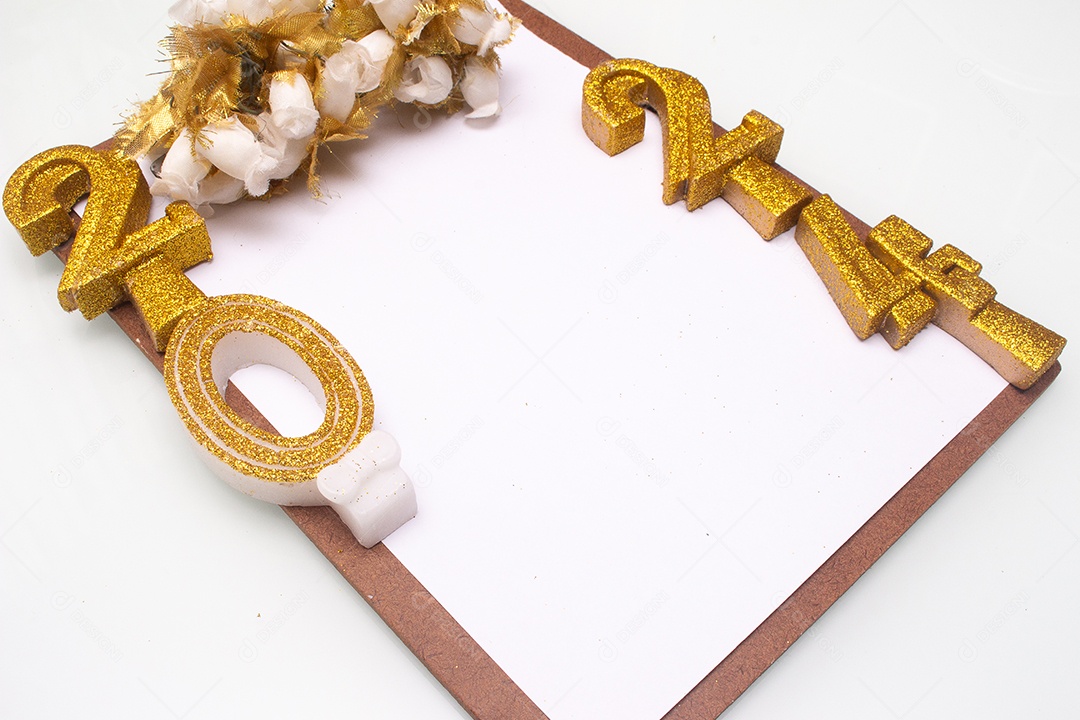 2024 escrito com letras douradas junto com a área de transferência com fundo branco