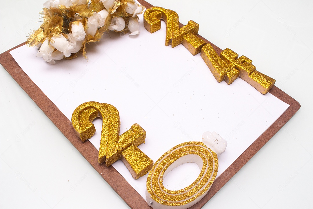 2024 escrito com letras douradas em fundo branco com enfeites