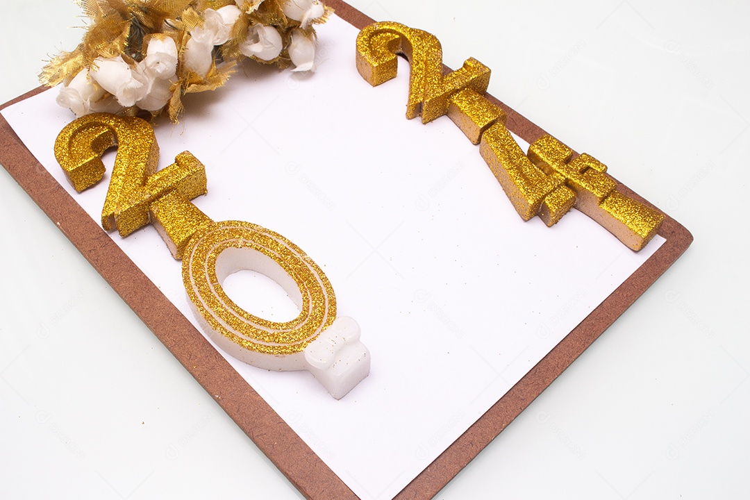 2024 escrito com letras douradas junto com a área de transferência em fundo branco