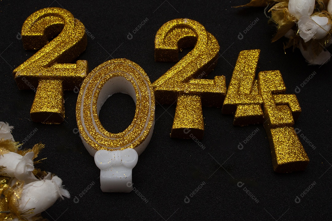 2024 escrito com letras douradas em fundo branco com enfeites