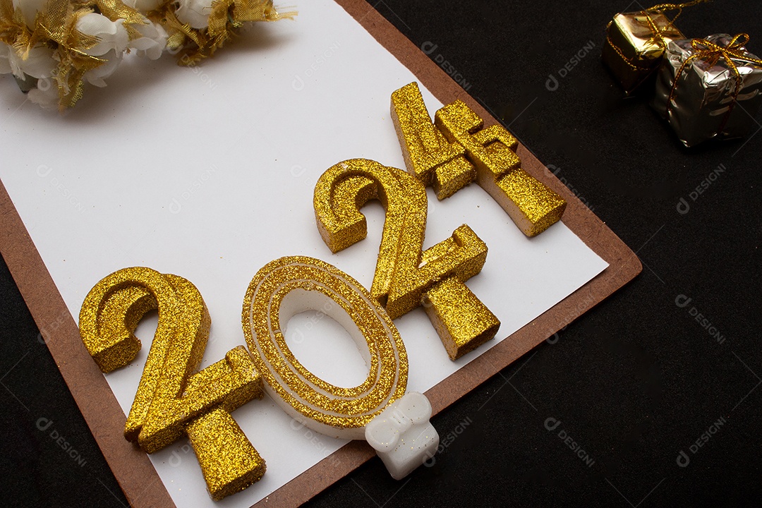 Prancheta em branco com decoração dourados 2024