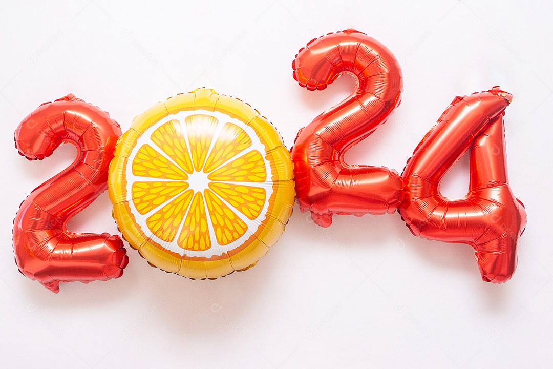 2024 escrito com letras vermelhas em um fundo branco com estrelas douradas