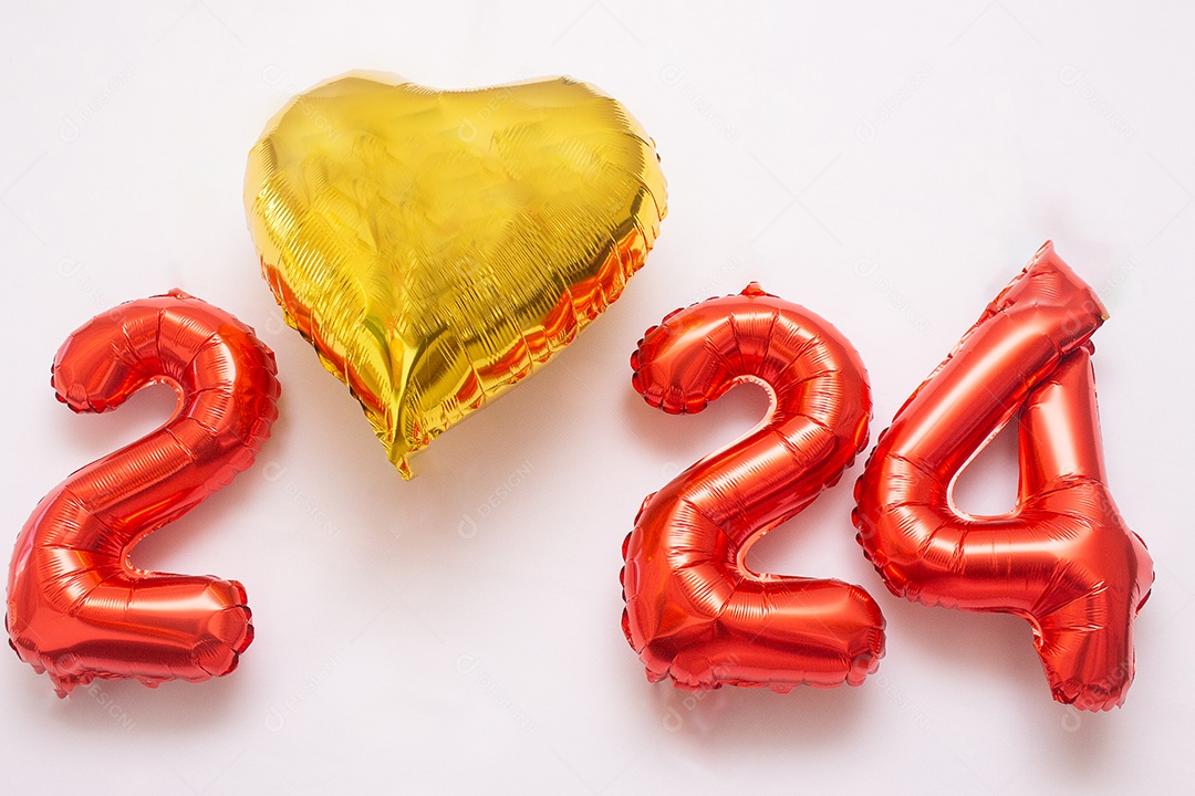 2024 escrito com letras vermelhas e um coração dourado em um fundo branco
