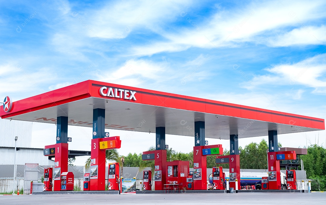Novo posto de gasolina Caltex e fundo de céu azul