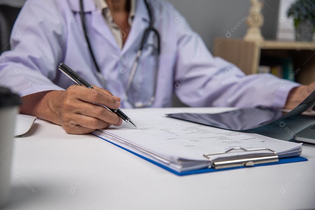 Jovem médico em seu consultório