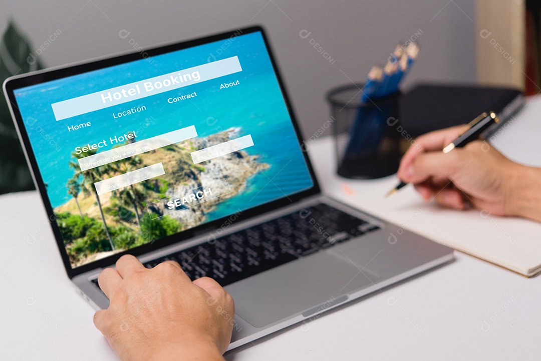 Jovem médico em seu consultório