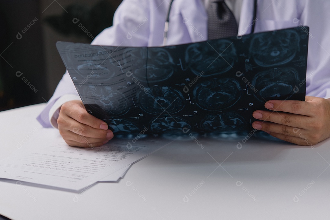 Jovem médico em seu consultório