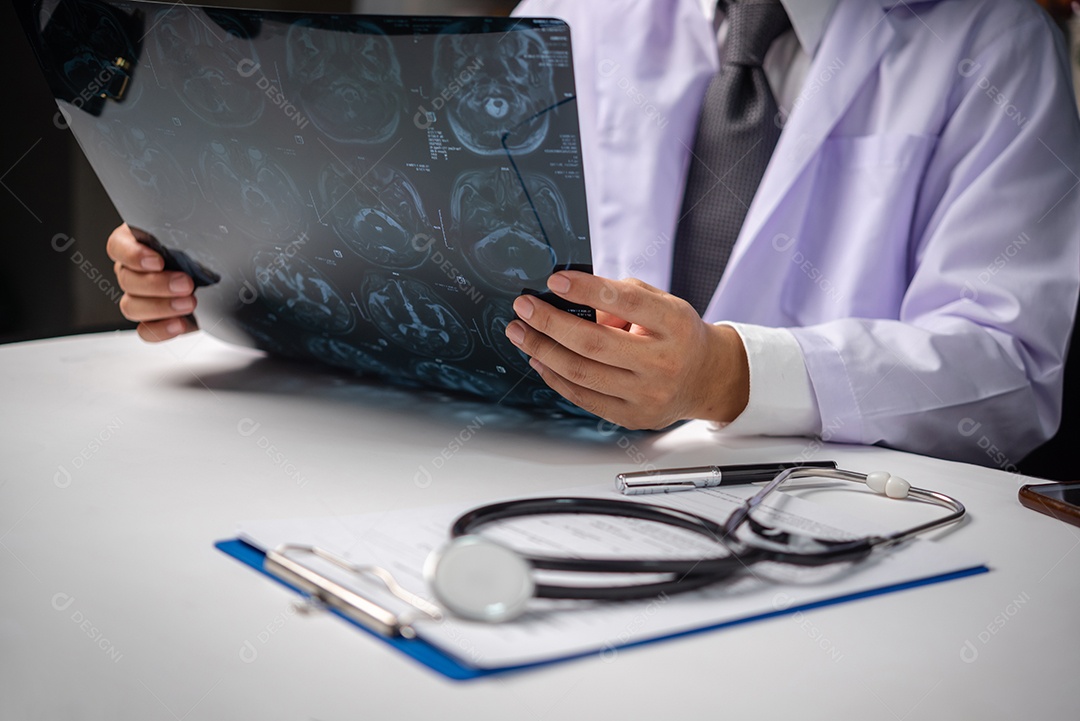 Jovem médico em seu consultório