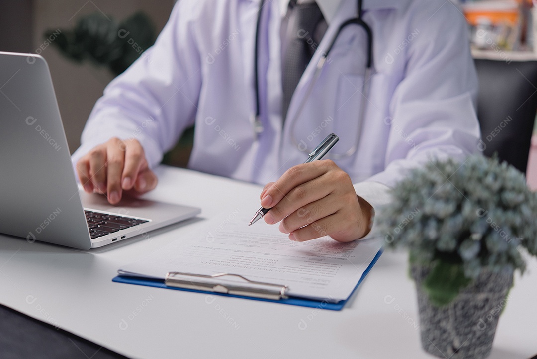Jovem médico em seu consultório