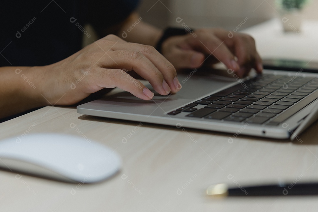 Jovem empresário em seu escritório