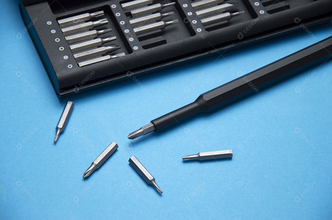 Chave de fenda pequena com pontas intercambiáveis