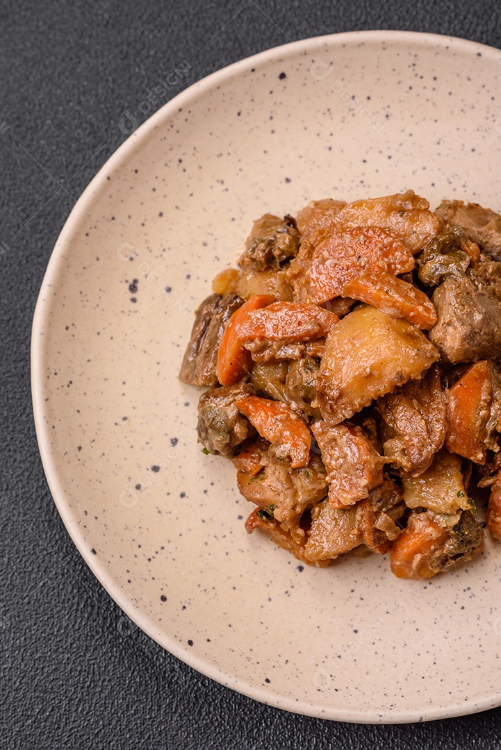 Deliciosa salada fresca com fatias de frango grelhado, abacaxi, pimentão, nozes e molho em um prato de cerâmica sobre um fundo escuro de concreto