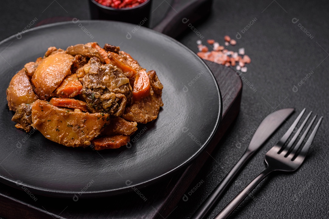 Deliciosa salada fresca com fatias de frango grelhado, abacaxi, pimentão, nozes e molho em um prato de cerâmica sobre um fundo escuro de concreto