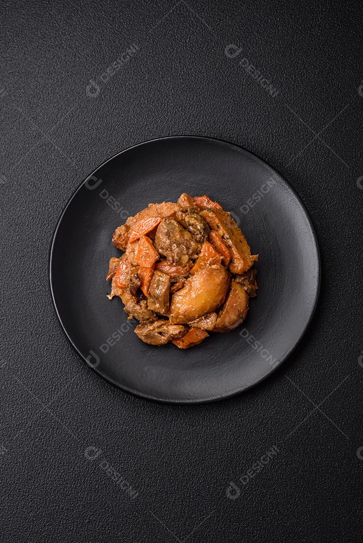 Deliciosa salada fresca com fatias de frango grelhado, abacaxi, pimentão, nozes e molho em um prato de cerâmica sobre um fundo escuro de concreto