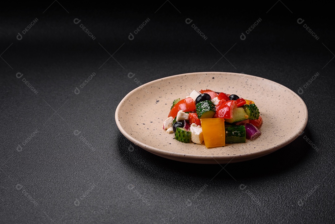 Deliciosa salada de legumes grelhados, tomates, cogumelos, pimentões, berinjelas, abobrinha, sal, especiarias e ervas em um prato cerâmico