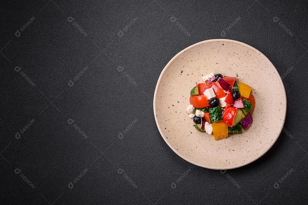 Deliciosa salada de legumes grelhados, tomates, cogumelos, pimentões, berinjelas, abobrinha, sal, especiarias e ervas em um prato cerâmico