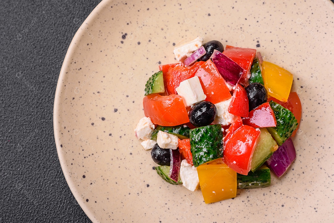 Deliciosa salada de legumes grelhados, tomates, cogumelos, pimentões, berinjelas, abobrinha, sal, especiarias e ervas em um prato cerâmico