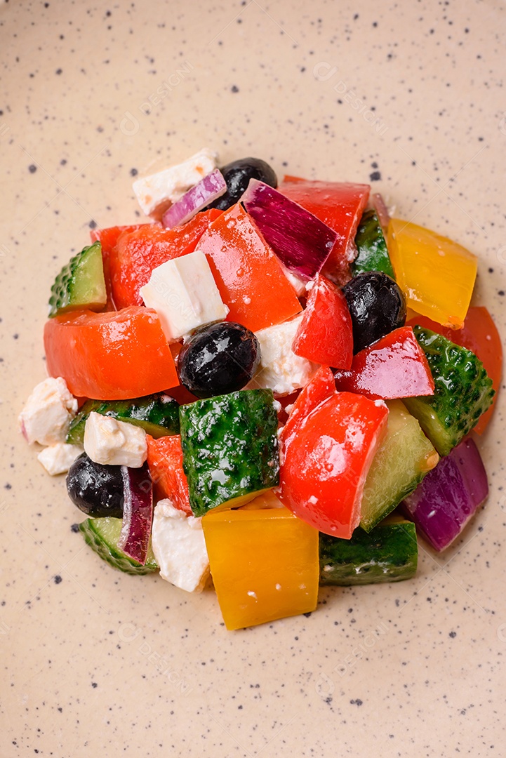 Deliciosa salada de legumes grelhados, tomates, cogumelos, pimentões, berinjelas, abobrinha, sal, especiarias e ervas em um prato cerâmico