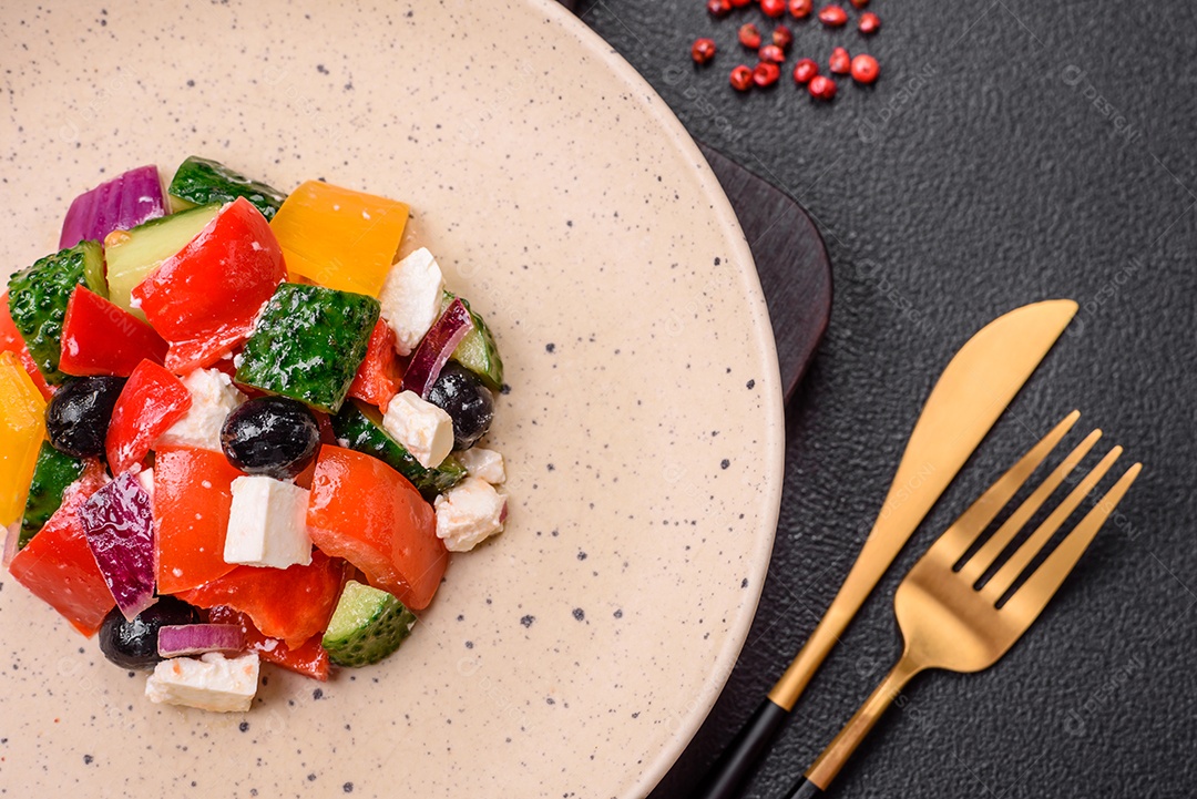 Deliciosa salada de legumes grelhados, tomates, cogumelos, pimentões, berinjelas, abobrinha, sal, especiarias e ervas em um prato cerâmico