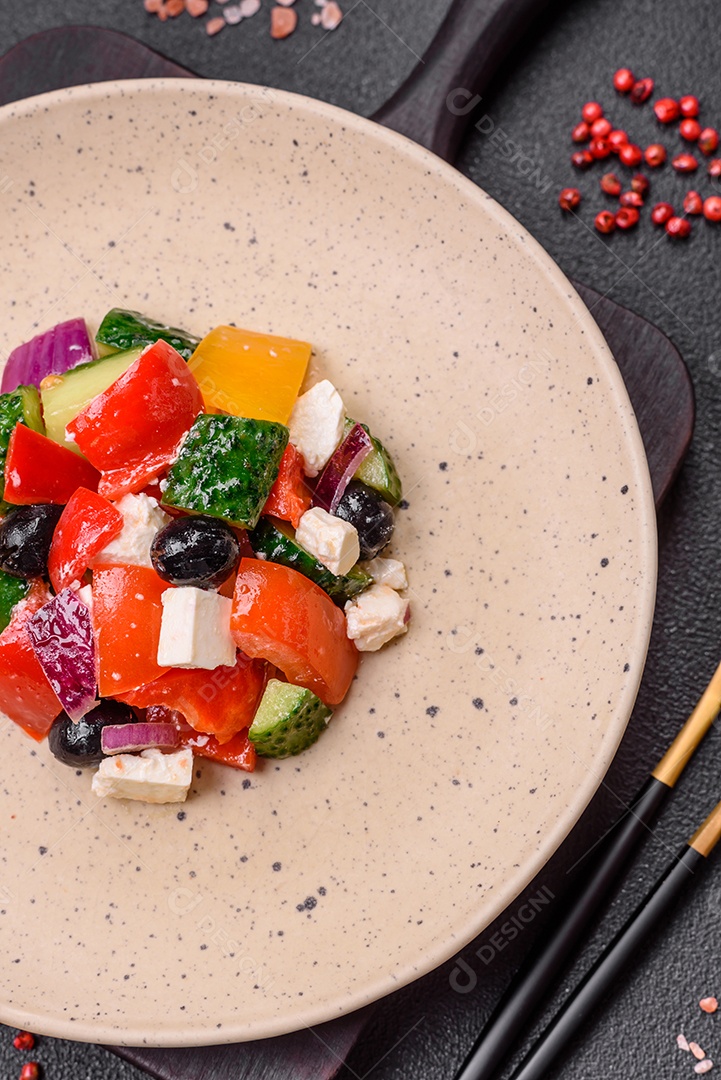 Deliciosa salada de legumes grelhados, tomates, cogumelos, pimentões, berinjelas, abobrinha, sal, especiarias e ervas em um prato cerâmico