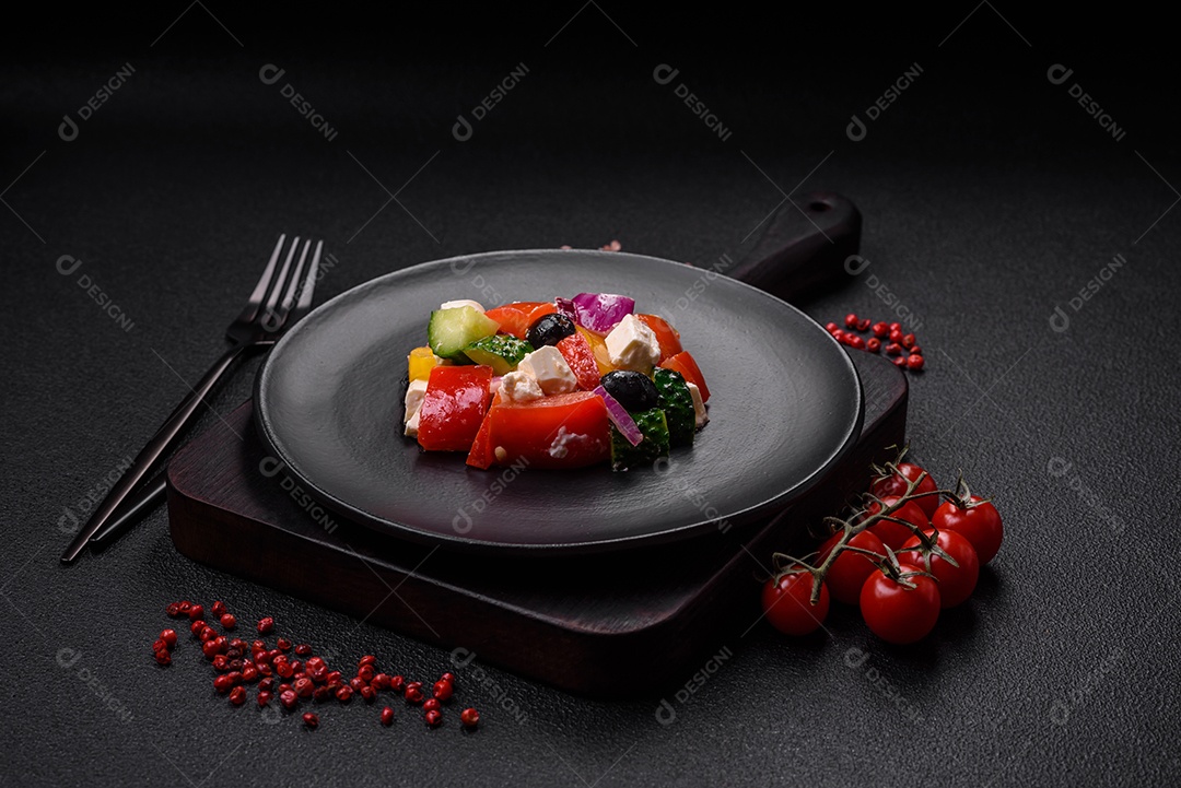 Deliciosa salada de legumes grelhados, tomates, cogumelos, pimentões, berinjelas, abobrinha, sal, especiarias e ervas em um prato cerâmico