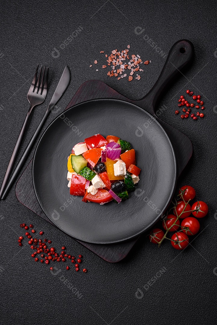 Deliciosa salada de legumes grelhados, tomates, cogumelos, pimentões, berinjelas, abobrinha, sal, especiarias e ervas em um prato cerâmico