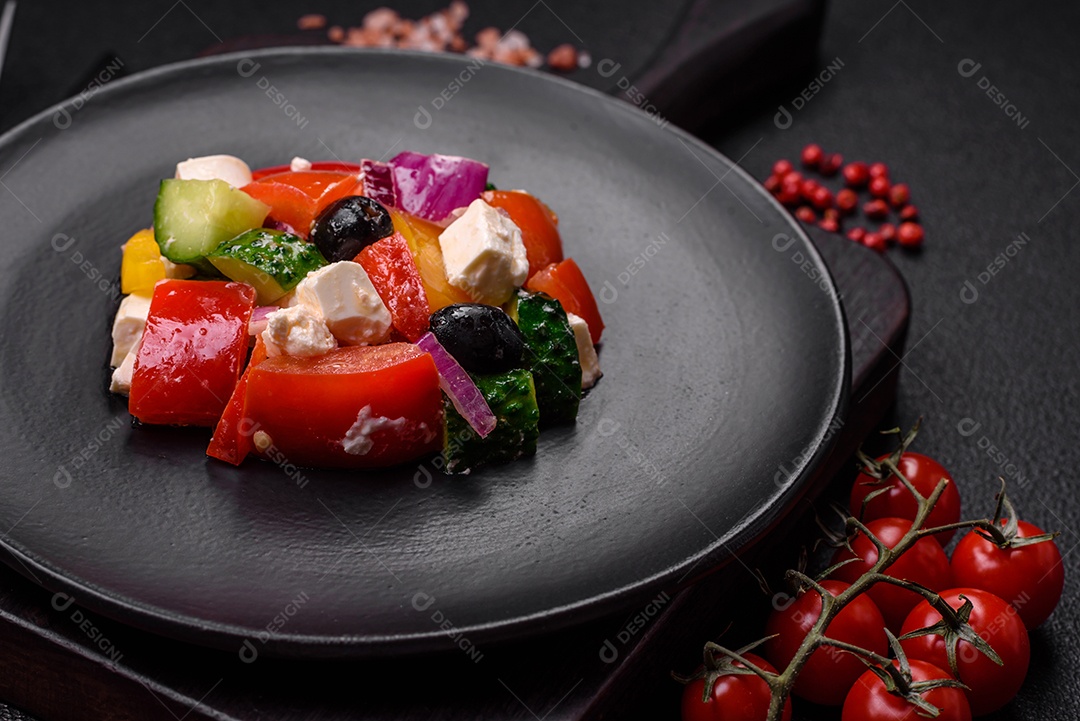 Deliciosa salada de legumes grelhados, tomates, cogumelos, pimentões, berinjelas, abobrinha, sal, especiarias e ervas em um prato cerâmico