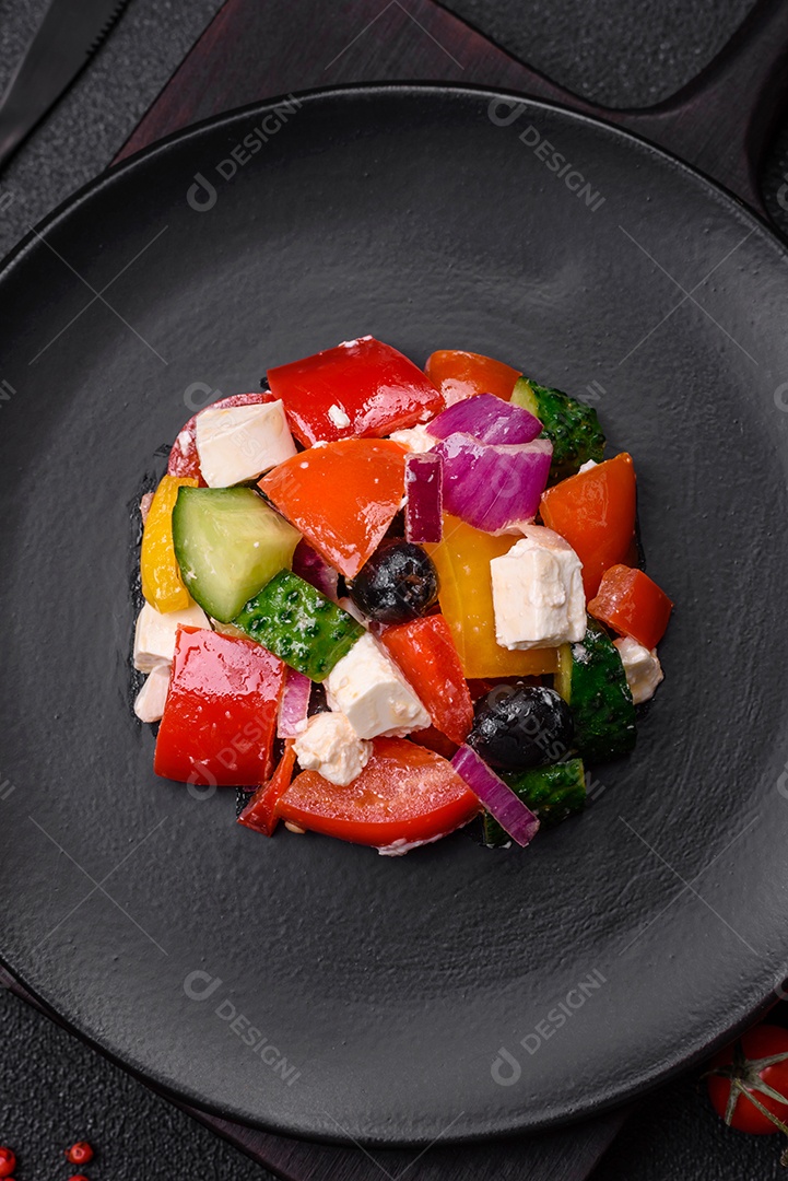 Deliciosa salada de legumes grelhados, tomates, cogumelos, pimentões, berinjelas, abobrinha, sal, especiarias e ervas em um prato cerâmico