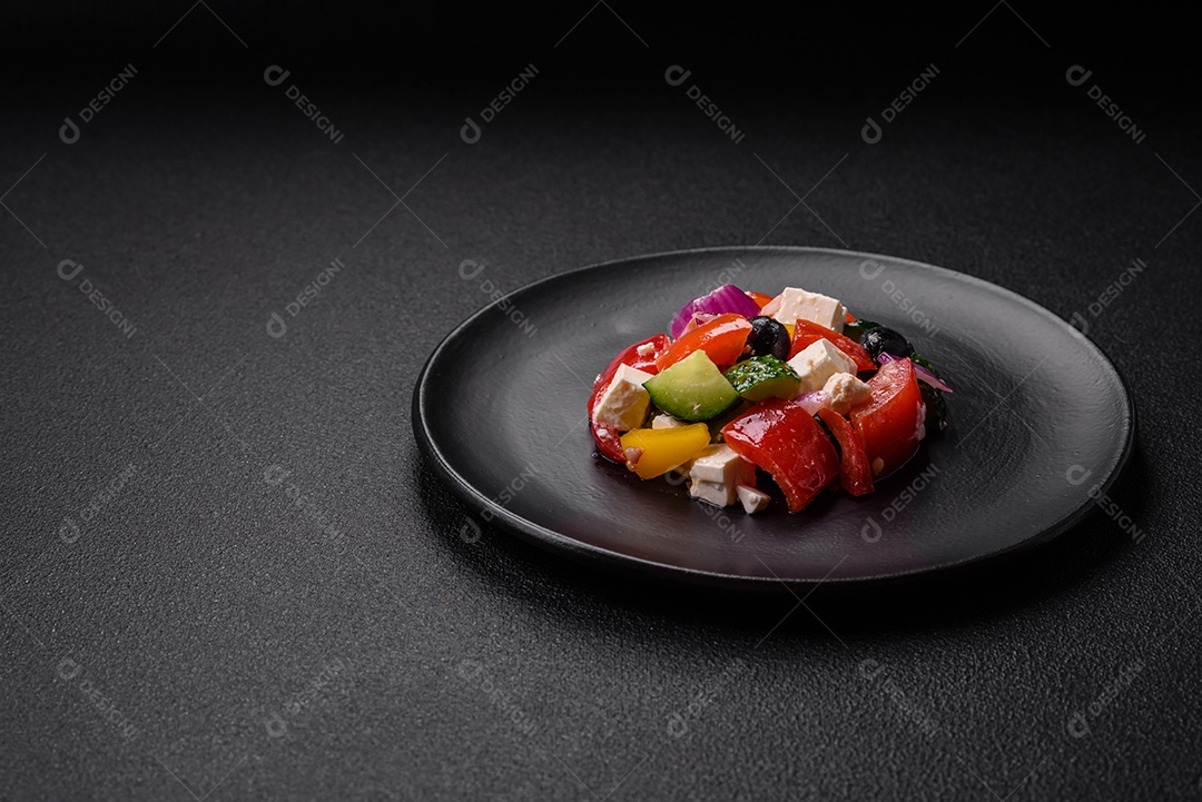 Salada quente com vitela, tomate, pimentão, abobrinha, gergelim, sal, especiarias e ervas sobre fundo escuro de concreto