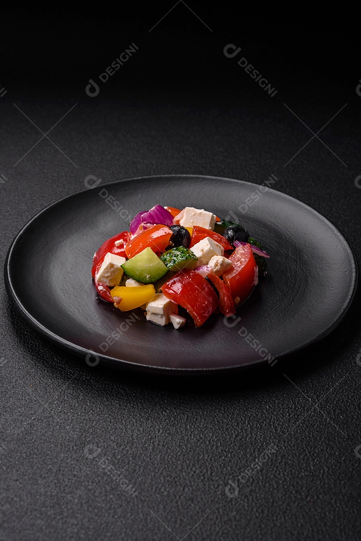 Deliciosa salada de legumes grelhados, tomates, cogumelos, pimentões, berinjelas, abobrinha, sal, especiarias e ervas em um prato cerâmico