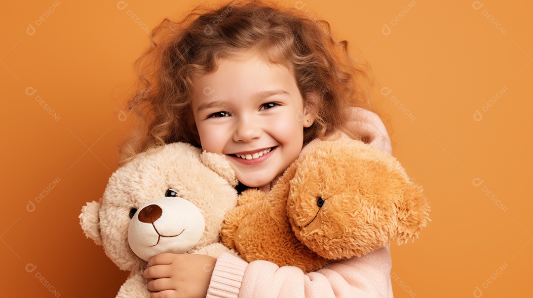 Linda criança brincando com brinquedo sobre fundo isolado