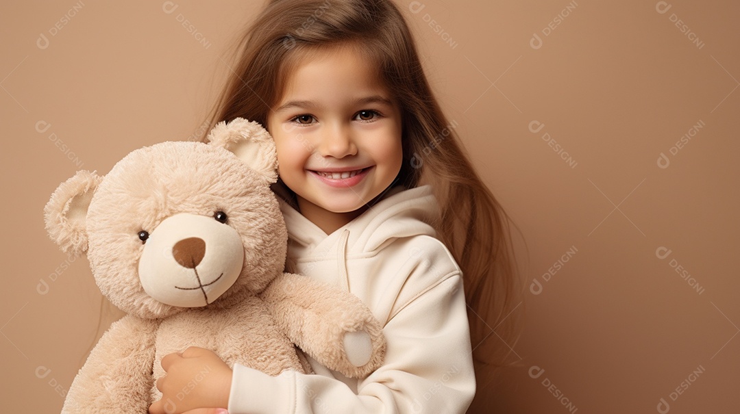 Garota branca em roupas casuais se diverte, abraça o ursinho de pelúcia